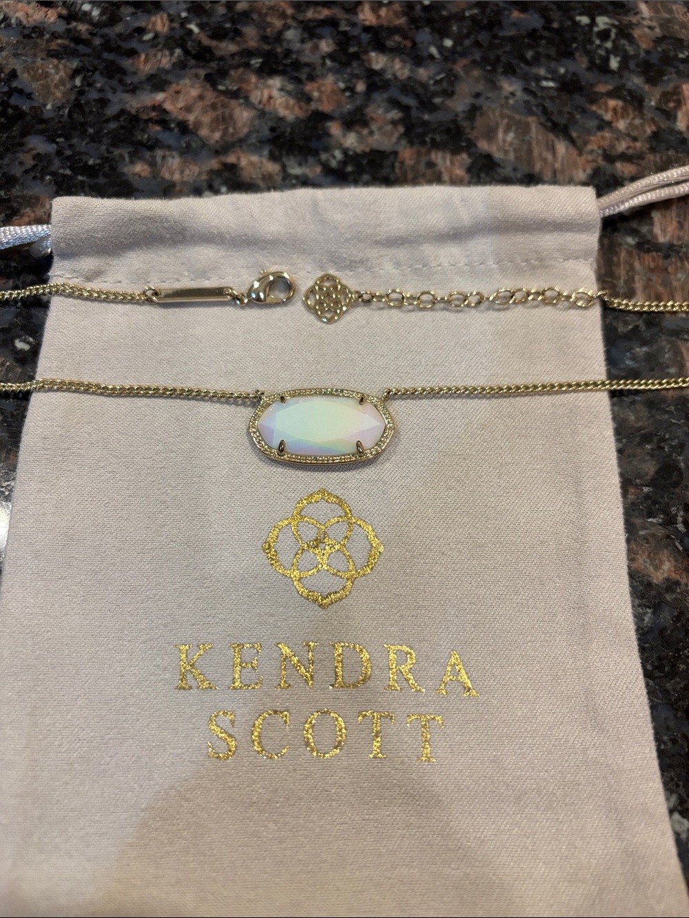 Kendra Scott Dylan Necklace Gold Iridescent Oval Pendant + Original Pouch - Picture 3 of 6